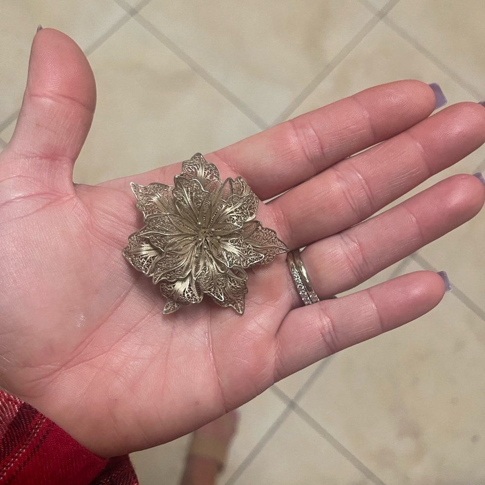 Gorgeous vintage filigree flower brooch - Picture 5 of 6